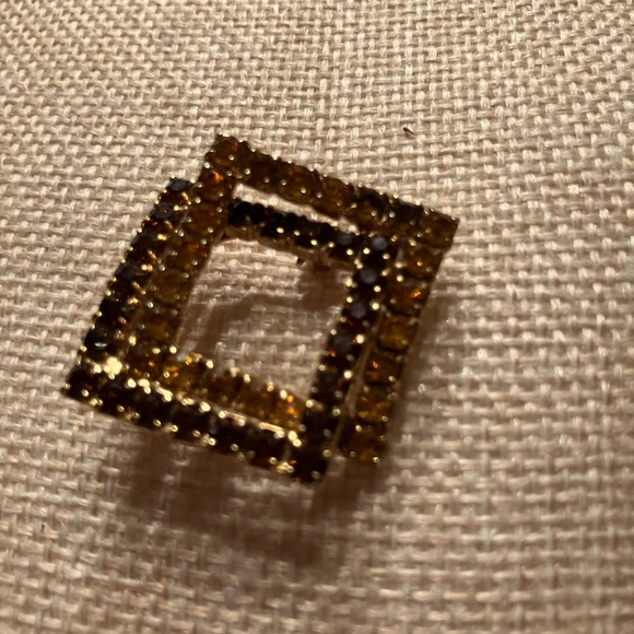 CRYSTAL BROOCH PRONG SET GOLD AND BURGANDY/PURPLE COLOR - Picture 4 of 7
